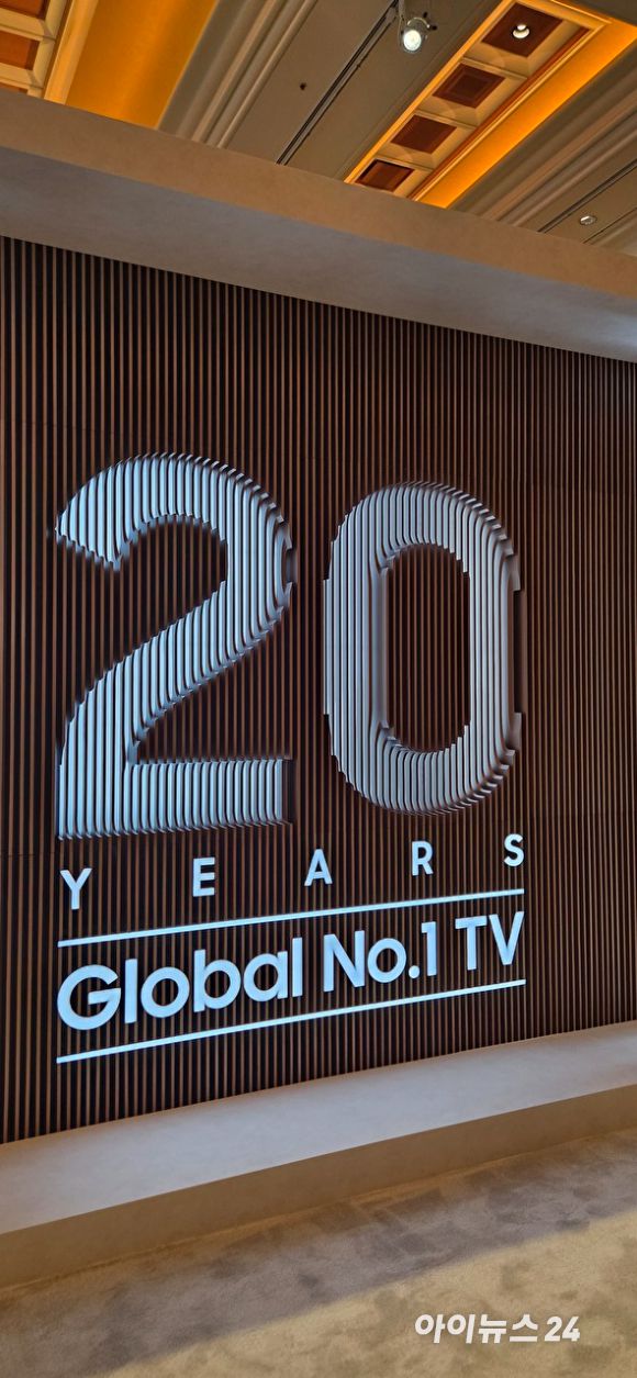 4일(현지시간) 미국 라스베이거스 윈 호텔에서 열린 ‘삼성 퍼스트 룩’ 전시관에 마련된 ‘20년 TV 세계 1등’을 표현한 조형물. [사진=박지은 기자]