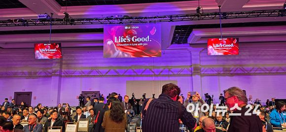 5일(현지시간) 미국 라스베이거스 만달레이베이 호텔 컨벤션센터에서 열린 LG전자의 월드 프리미어 행사를 찾은 글로벌 미디어들.  [사진=박지은 기자]