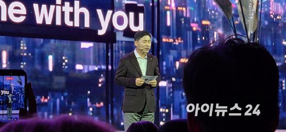 류재철 LG전자 최고경영자(CEO) 사장이 5일(현지시간) 미국 라스베이거스 만달레이베이 호텔 컨벤션센터에서 열린 'LG 월드 프리미어' 무대에서 사람과 소통하는 AI에 대해 설명하고 있다.[사진=박지은 기자]