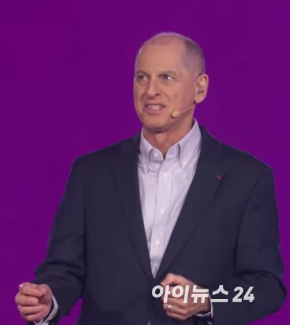 게리 샤피로 CTA 이사회 의장 겸 CEO가 6일(현지시간) 미국 라스베이거스 스피어에서 열린 양 위안칭 레노버 회장의 기조연설에서 그를 소개하고 있다. [사진=박지은 기자]