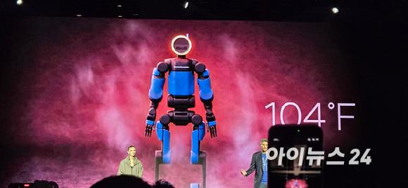 CES 2026 개막을 하루 앞둔 5일(현지시간) 현대차그룹 미디어데이 행사에서 보스턴다이내믹스의 아틀라스 프로토 타입이 공개되고 있다. [사진=박지은 기자]