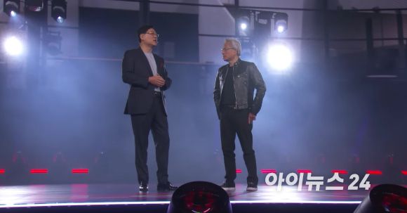 양 위안칭 레노버 회장과 젠슨 황 엔비디아 CEO. 두 사람은 30년지기 친구다. [사진=박지은 기자]
