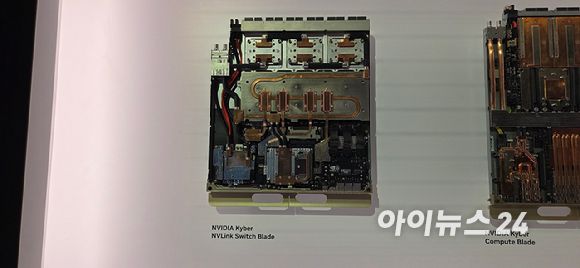 엔비디아가 CES 2026 기간 퐁텐블로 호텔에 전시한 'NV링크 스위치 블레이드' [사진=박지은 기자]