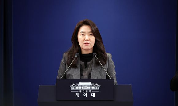 강유정 대변인이 30일 청와대 기자회견장에서 이재명 대통령의 중국 국빈방문 일정 등에 대해 브리핑하고 있다. 2025.12.30 [사진=연합뉴스]