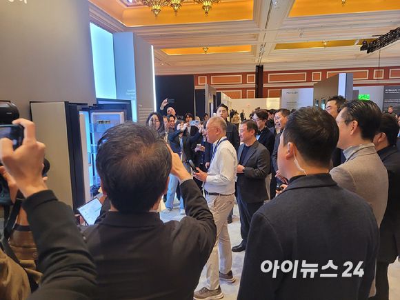 정의선 현대차그룹 회장이 삼성전자 전시관을 둘러보는 모습. [사진=독자제공]