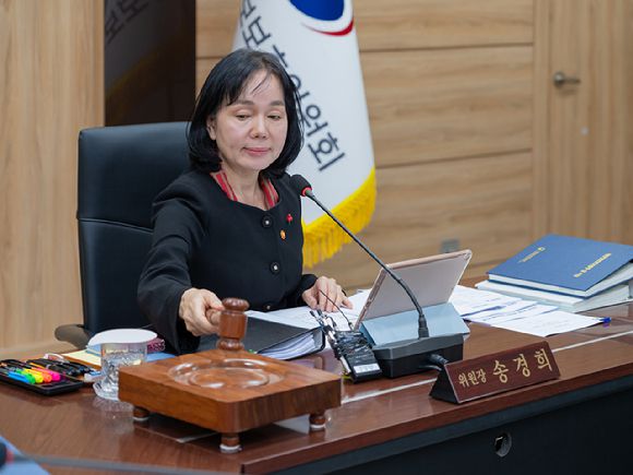 송경희 개인정보보호위원장이 지난달 10일 오후 서울 종로구 정부서울청사에서 개인정보보호위원회 전체회의를 진행하고 있다. [사진=개인정보보호위원회]