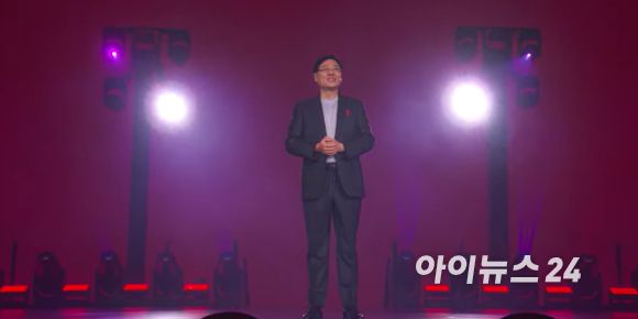 레노버의 양 위안칭 회장이 6일(현지시간) 미국 라스베이거스 스피어에서 CES 2026 기조연설을 하고 있다. [사진=박지은 기자]