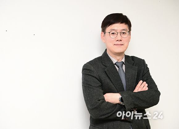 신현철 광운대 반도체시스템공학부 교수가 최근 서울 노원구 광운대학교에서 진행된 아이뉴스24와의 인터뷰에 앞서 포즈를 취하고 있다. [사진=정소희 기자]