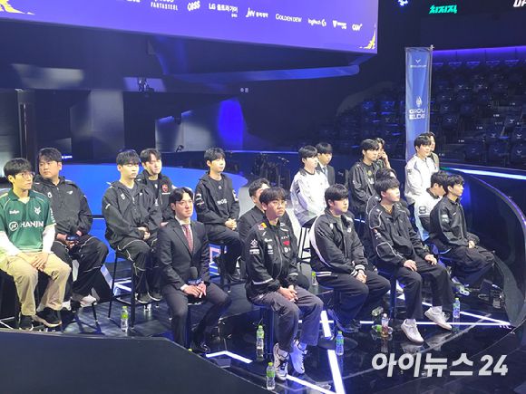 7일 서울 종로구 롤파크에서 열린 '2026 LCK컵 미디어데이'에서 LCK 10개 구단 감독과 선수들이 질의응답을 받고 있다. [사진=박정민 기자]