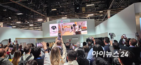 "집안일을 해준다고요?" LG전자의 휴머노이드 로봇 '클로이드' 시연을 보기 위해 모인 인파. [사진=박지은 기자]