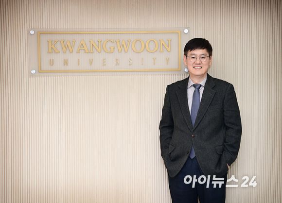 신현철 광운대 반도체시스템공학부 교수 최근 서울 노원구 광운대학교에서 진행된 아이뉴스24와의 인터뷰에 앞서 포즈를 취하고 있다. [사진=정소희 기자]