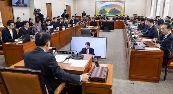 지난달 17일 국회 정무위원회에서 징벌적 과징금 도입을 골자로 한 개인정보보호법 개정안이 통과되고 있다. [사진=연합뉴스]