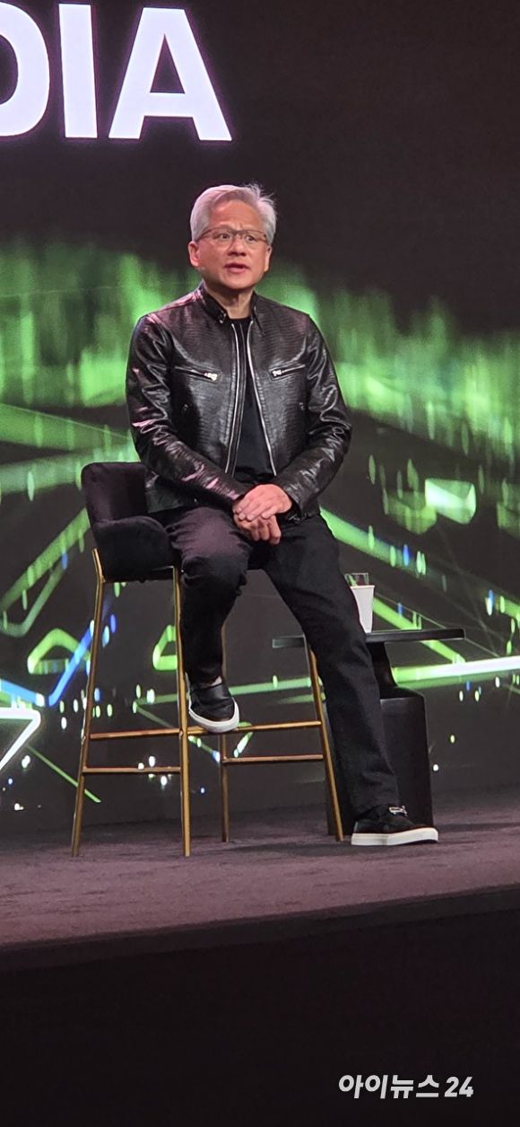 6일(현지시간) 미국 라스베이거스 퐁텐블로 호텔에서 열린 젠슨 황 엔비디아 CEO의 프레스 Q&A. 젠슨 황 CEO가 취재진의 질문에 답변하고 있다. [사진=박지은 기자]