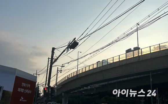 드파인 연희 시공 현장 바로 앞에 위치한 내부순환로가 보이고 있다. [사진=김민지 기자]