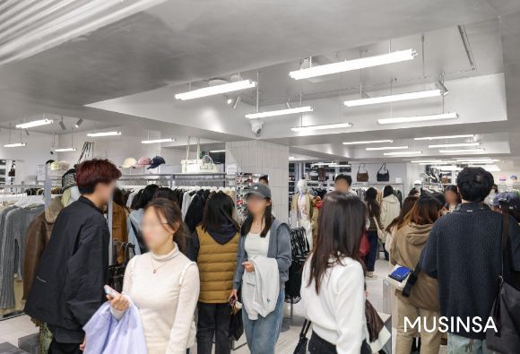 무신사 스토어 상하이 안푸루가 현지 방문객들로 북적이고 있다. [사진=무신사]