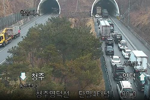 사고로 한 때 통행이 제한된 단밀4터널 CCTV 캡쳐 [사진=연합뉴스 ]
