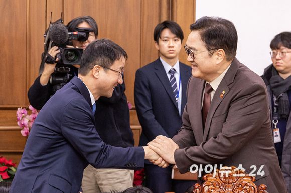 한병도(왼쪽)더불어민주당신임원내대표가 12일 오전 국회의장을 예방, 기념사진을 찍고 있다. [사진=곽영래 기자]