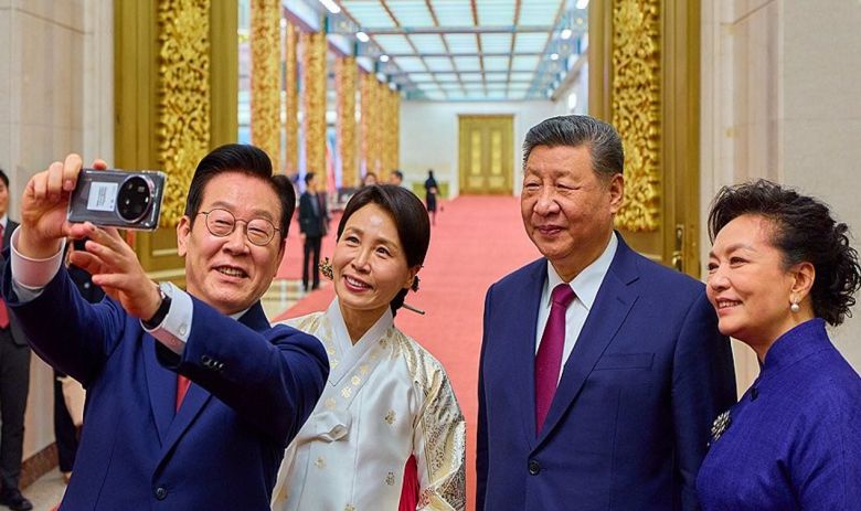이재명 대통령 부부와 시진핑 국가주석 부부가 지난 5일 중국 베이징 인민대회당에서 국빈만찬 후 샤오미폰으로 기념촬영을 하고 있다. 이 샤오미폰은 경주 정상회담 때 시 주석이 이 대통령에게 선물한 것이다. 2026.1.5 [사진=공동취재/연합뉴스]