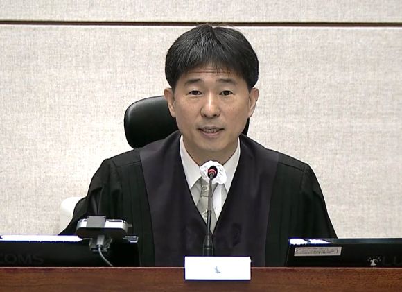 지귀연 부장판사가 지난해 10월 2일 서울 서초구 서울중앙지방법원에서 열린 윤석열 전 대통령의 내란 우두머리·직권남용 권리행사 방해 혐의 사건 속행 공판에서 발언하고 있다. 2025.10.2 [서울중앙지법 제공. 재판매 및 DB금지] [사진=연합뉴스]