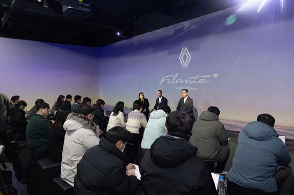 (가운데부터 오른쪽으로)니콜라 파리 르노코리아 CEO와 최성규 르노테크놀로지코리아 연구소장이 지난 13일 지난 13일 서울 광진구 그랜드 워커힐에서 진행한 '필랑트' 공개 행사에서 취재진의 질문에 답변하고 있다. [사진=르노코리아]