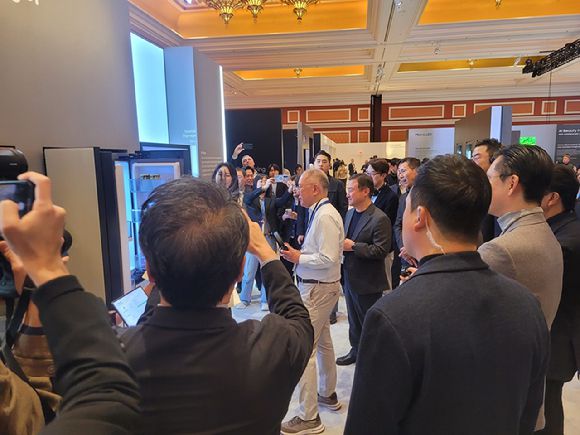 정의선 현대차그룹 회장이 삼성전자 전시관을 둘러보는 모습. [사진=독자제공]