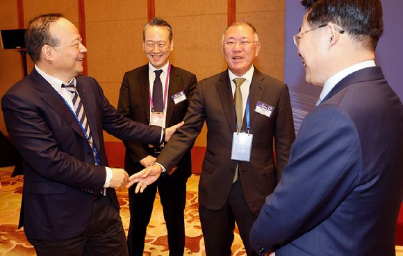 정의선 현대차그룹 회장이 지난 5일 중국 베이징 조어대에서 열린 한·중 비즈니스포럼에서 쩡위췬 CATL회장과 대화하고 있다.  [사진=연합뉴스]