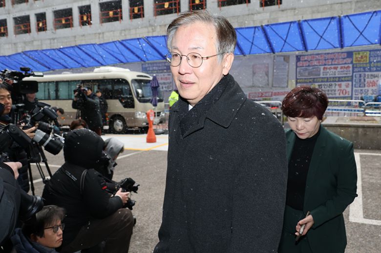 더불어민주당 한동수 윤리심판원장 12일 서울 여의도 중앙당사에서 열린 윤리위원회에 참석하기 위해 건물로 들어서고 있다. 2026.1.12 [사진=연합뉴스]