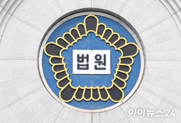 청주지방법원 형사11부(부장판사 태지영)는 존속살해 혐의로 기소된 30대 남성 A씨의 첫 공판을 진행했다. [사진=정소희 기자]