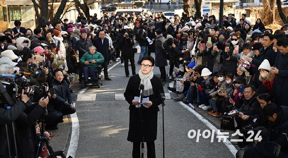 한동훈 국민의힘 전 대표가 3일 서울 여의도 국회도서관 앞 쪽문에서 12ㆍ3 비상계엄 1주년 관련 기자회견을 하고 있다. [사진=곽영래 기자]