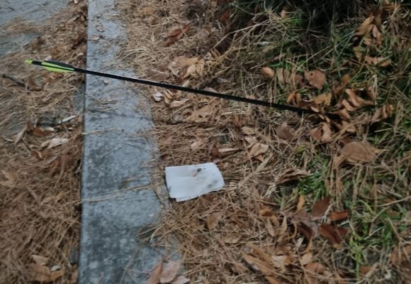 지난 7일 자정께 청주 상당구 청소년광장에서 강아지와 함께 산책 중이던 50대 여성을 향해 날아든 화살이 땅바닥에 박혀 있는 모습. [사진=독자 제공, 연합뉴스]