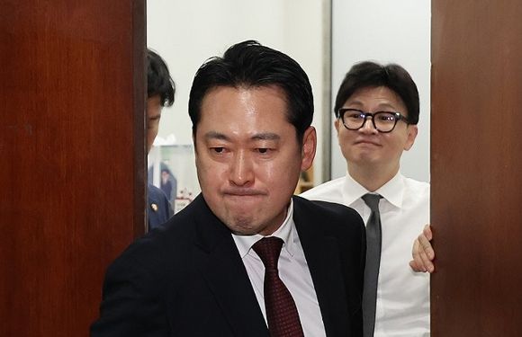 국민의힘 한동훈 대표가 지난 2024년 12월 11일 오후 서울 여의도 국회 당대표실에서 장동혁 의원이 나가는 사이 미소를 짓고 있다. [사진=연합뉴스]