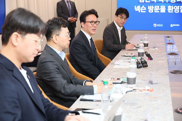 김민석 국무총리가 15일 판교 넥슨 사옥을 방문해 넥슨 경영진과 간담회를 진행하고 있다. [사진=연합뉴스]