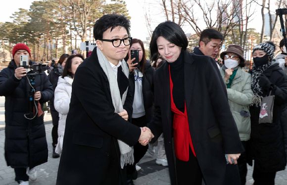 국민의힘 한동훈 전 대표가 14일 당 윤리위원회가 본인을 제명 결정한 것과 관련해 입장을 밝히기 위해 국회 소통관으로 향하며 배현진 의원과 악수하고 있다. [사진=연합뉴스]