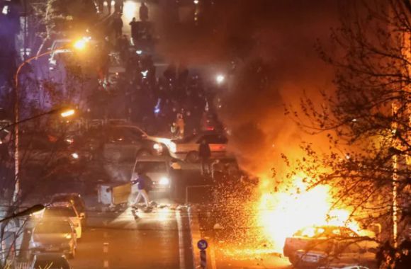 지난 8일 이란 테헤란에서 반정부 시위가 일어나고 있는 거리에서 차량이 불타고 있다. [사진=로이터/연합뉴스]