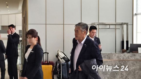 15일 타마츠카 겐이치 일본 롯데홀딩스 대표가 롯데그룹 VCM 회의장으로 이동하고 있다. [사진=진광찬 기자]