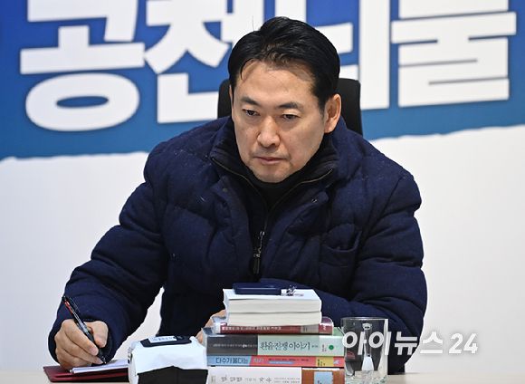 장동혁 국민의힘 대표가 16일 서울 여의도 국회 로텐더홀에서 통일교 및 공천뇌물 특검 수용을 촉구하며 단식을 이어가고 있다. [사진=곽영래 기자]