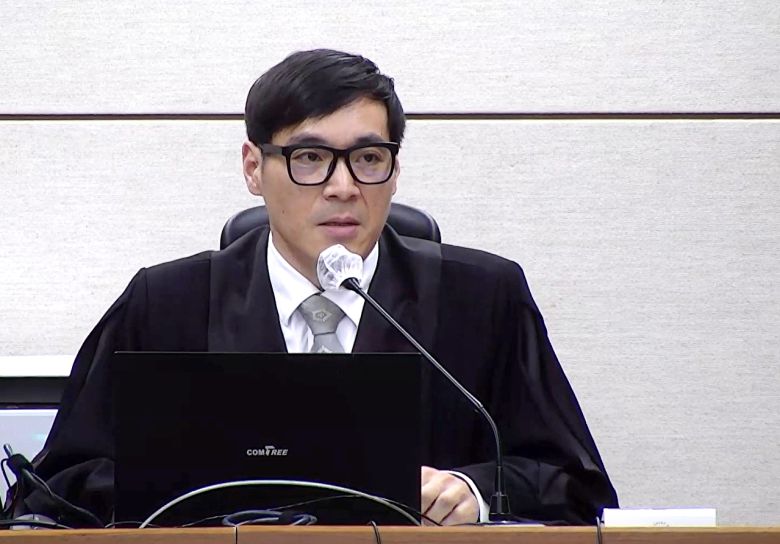 서울중앙지법 형사합의35부 백대현 부장판사가 16일 서울 서초구 서울중앙지법에서 열린 윤석열 전 대통령에 대한 특수공무집행방해, 범인도피교사, 직권남용 권리행사방해 혐의 등 사건에 대한 1심 선고 공판에서 윤 대통령에게 징역 5년을 선고하고 있다. 2026.1.16 [서울중앙지법 제공. 재판매 및 DB 금지] [사진=연합뉴스]