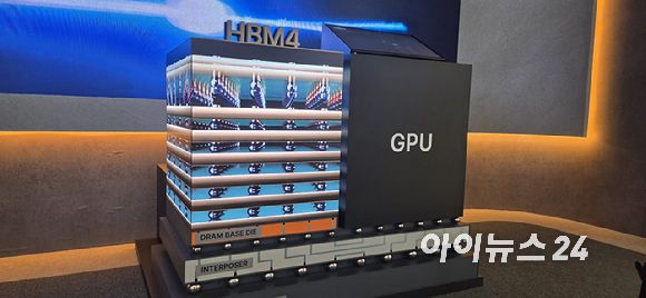 서울 강남구 코엑스에서 개막한 반도체대전(SEDEX)의 SK하이닉스 전시관에 마련된 HBM4 전시공간. 2025.10.22 [사진=박지은 기자]