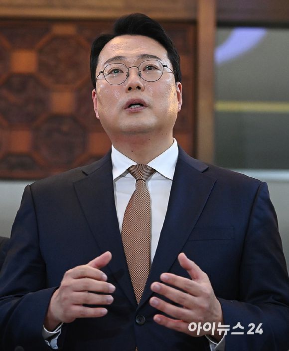 '2차 종합특검법안'에 대한 무제한 토론을 마친 천하람 개혁신당 원내대표가 16일 서울 여의도 국회 로텐더홀에서 취재진의 질문에 답변하고 있다. [사진=곽영래 기자]