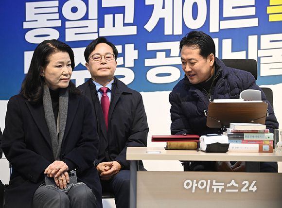 통일교 및 공천뇌물 특검 수용 촉구 단식 농성 중인 장동혁 국민의힘 대표가 16일 서울 여의도 국회 로텐더홀에서 이진숙 전 방송통신위원장과 대화를 나누고 있다. [사진=곽영래 기자]