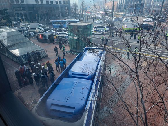 16일 서울 서대문역 사거리에서 버스가 인도로 돌진 뒤 건물에 충돌해 있다. [사진=연합뉴스]