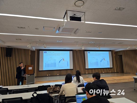 양진수 현대자동차그룹 HMG경영연구원 모빌리티산업연구실장 상무가 16일 서울 서초동 자동차회관 그랜저볼룸에서 열린 한국자동차기자협회(KAJA) 신년 세미나에서  '2026년 글로벌 자동차 시장 전망'을 주제로 발표하고 있다. [사진=김종성 기자]