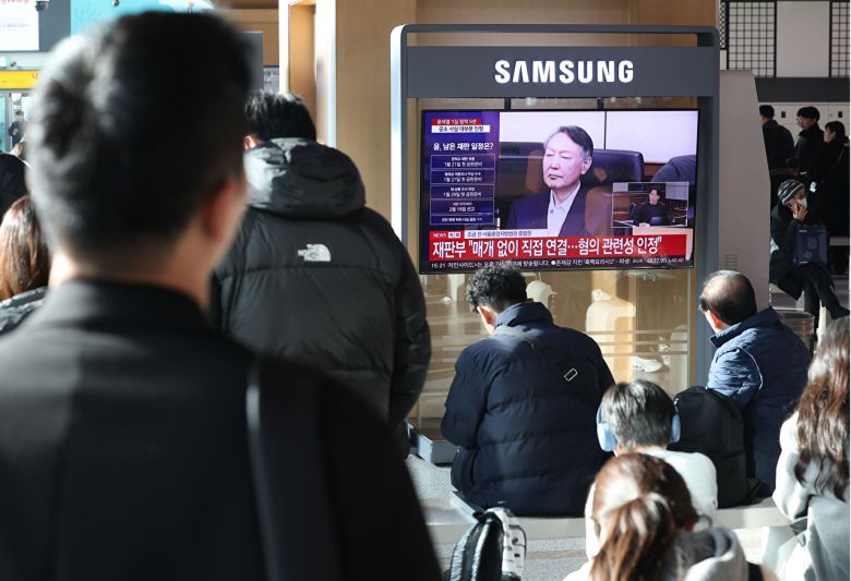 16일 서울역 대합실에서 시민들이 고위공직자범죄수사처(공수처) 체포 방해 등 혐의로 기소된 윤석열 전 대통령에 대한 1심 선고 공판 생중계를 보고 있다. 이날 재판부는 윤 전 대통령에 징역 5년을 선고했다. 2026.1.16 [사진=연합뉴스]