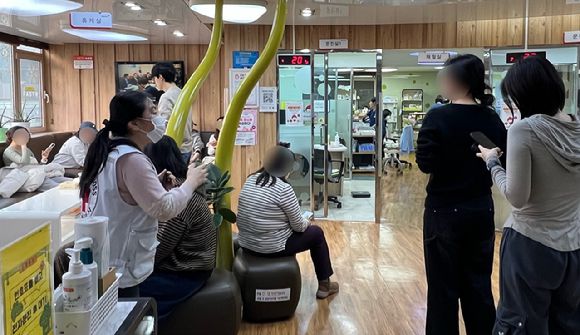 16일 서울 마포구 헌혈의집 홍대센터에서 헌혈을 대기 중인 시민들 [사진=연합뉴스]