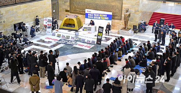 닷새째 단식농성 중인 장동혁 국민의힘 대표가 19일 서울 여의도 국회 로텐더홀에서 생각에 잠겨 있다. [사진=곽영래 기자]