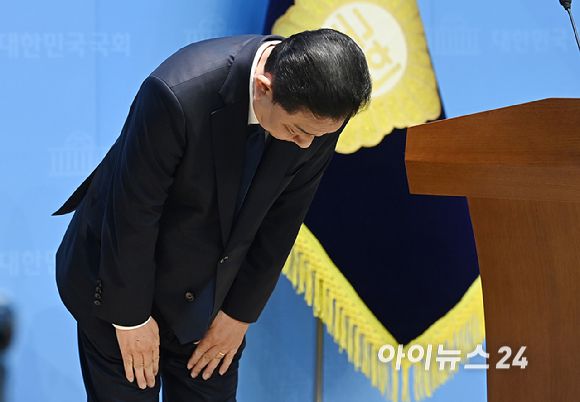 김병기 더불어민주당 의원이 19일 서울 여의도 국회 소통관에서 현안 관련 기자회견에서 고개 숙여 인사하고 있다. [사진=곽영래 기자]