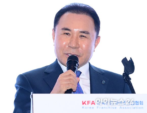 윤홍근 제너시스BBQ 회장(한국프랜차이즈산업협회 창립협회장)이 19일 오후 서울 여의도 콘래드 서울 그랜드볼룸에서 열린 한국프랜차이즈산업협회 협회장 이·취임식 및 비전 선포식에서 축사를 하고 있다. [사진=정소희 기자]