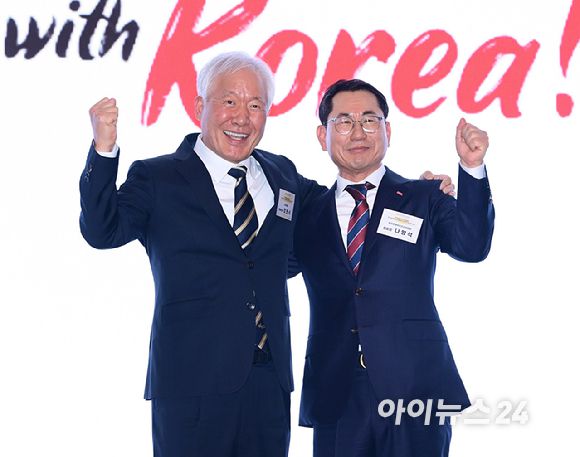 (왼쪽부터)정현식 전 한국프랜차이즈산업협회장(가자주류 대표)과 나명석 신임 한국프랜차이즈산업협회장(웰빙푸드 회장)이 19일 오후 서울 여의도 콘래드 서울 그랜드볼룸에서 열린 한국프랜차이즈산업협회 협회장 이·취임식 및 비전 선포식에서 기념촬영을 하고 있다. [사진=정소희 기자]