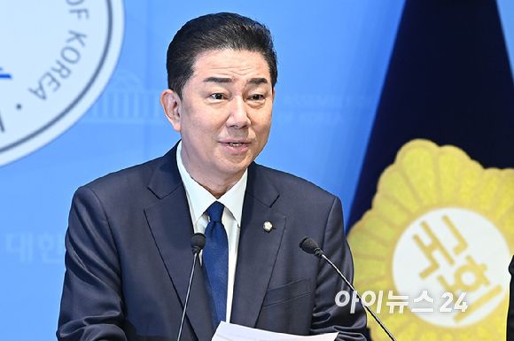 김병기 더불어민주당 의원이 19일 서울 여의도 국회 소통관에서 현안 관련 기자회견을 하고 있다. [사진=곽영래 기자]