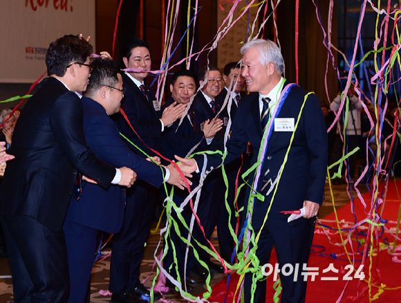 정현식 전 한국프랜차이즈산업협회장(가자주류 대표)이 19일 오후 서울 여의도 콘래드 서울 그랜드볼룸에서 열린 한국프랜차이즈산업협회 협회장 이·취임식 및 비전 선포식에서 입장하고 있다. [사진=정소희 기자]